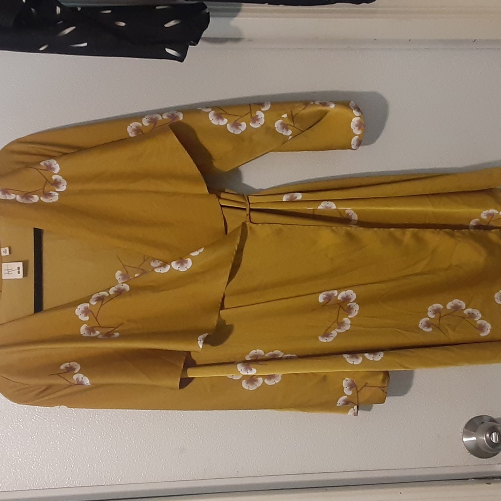 Komo ...Robe - Picture 1 of 9